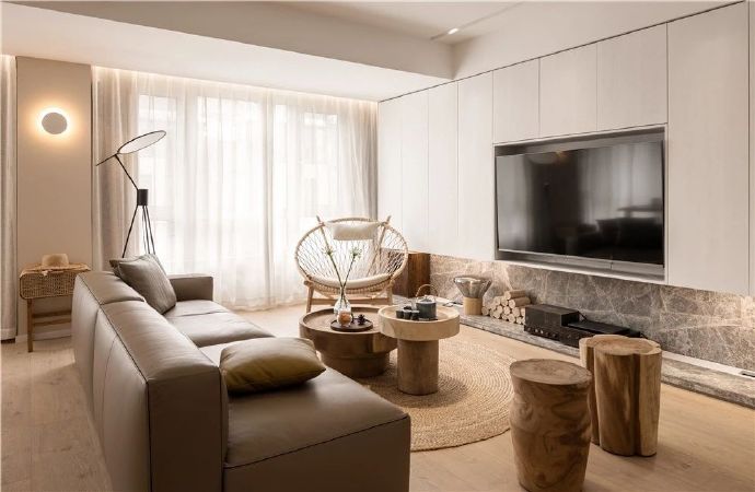 整體空間以暖色燈光渲染出暖白色，細膩的木紋紋理釋放出柔和的自然之美，非常舒適，簡單而現代的美學，空間細節設計使其更加令人驚嘆