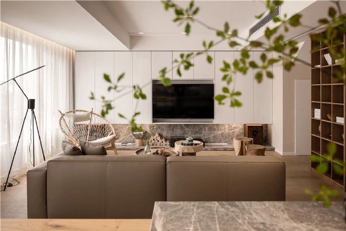 落地窗柔和的自然光線，綠色充滿生命力的植物，空間更加顯得溫馨舒適